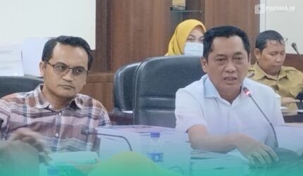 Wakil Ketua DPRD Jember, Widarto (kiri), dan Ketua Badan Anggaran (Banggar) yang sekaligus Ketua DPRD Jember, Ahmad Halim (kanan) (Foto: Fadli/Frensia).