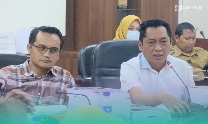 Wakil Ketua DPRD Jember, Widarto (kiri), dan Ketua Badan Anggaran (Banggar) yang sekaligus Ketua DPRD Jember, Ahmad Halim (kanan) (Foto: Fadli/Frensia). 