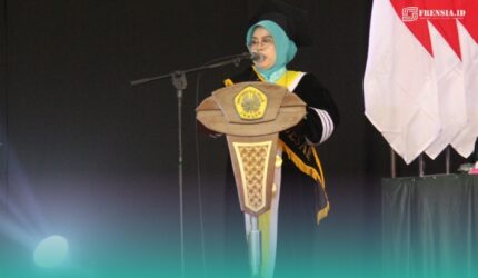 Prof. Hamdanah Utsman, Guru Besar Bidang Kepakaran Ilmu Manajemen Pendidikan Islam, Universitas Islam Jember saat pidato pengukuhan guru besar (Foto: Humas UIJ).