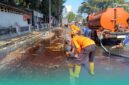 Petugas BPBD Kabupaten Jember, saat membersihkan tumpahan solar di depan Rest Area Jubung, Kecamatan Sukorambi (Foto: Humas BPBD Jember). 