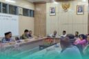Kepala Desa Jatimulyo, Buhari, saat Rapat Dengar Pendapat Umum (RDPU) bersama Komisi A DPRD Jember (Foto: Fadli/Frensia). 