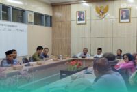 Kepala Desa Jatimulyo, Buhari, saat Rapat Dengar Pendapat Umum (RDPU) bersama Komisi A DPRD Jember (Foto: Fadli/Frensia). 