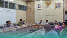 Kepala Desa Jatimulyo, Buhari, saat Rapat Dengar Pendapat Umum (RDPU) bersama Komisi A DPRD Jember (Foto: Fadli/Frensia). 