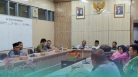 Kepala Desa Jatimulyo, Buhari, saat Rapat Dengar Pendapat Umum (RDPU) bersama Komisi A DPRD Jember (Foto: Fadli/Frensia). 