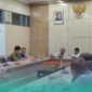 Kepala Desa Jatimulyo, Buhari, saat Rapat Dengar Pendapat Umum (RDPU) bersama Komisi A DPRD Jember (Foto: Fadli/Frensia). 