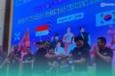 Pimpinan Polije saat memberi cindera mata saat pelaksanaan World Friends Korea ICT Volunteers (WFK-ICT) 2026 di Politeknik Negeri Jember (Foto: Sigit/Frensia). 