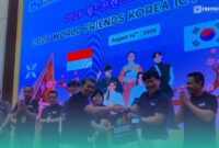 Pimpinan Polije saat memberi cindera mata saat pelaksanaan World Friends Korea ICT Volunteers (WFK-ICT) 2026 di Politeknik Negeri Jember (Foto: Sigit/Frensia). 