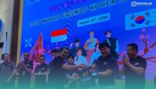 Pimpinan Polije saat memberi cindera mata saat pelaksanaan World Friends Korea ICT Volunteers (WFK-ICT) 2026 di Politeknik Negeri Jember (Foto: Sigit/Frensia). 