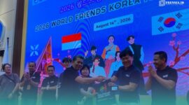 Pimpinan Polije saat memberi cindera mata saat pelaksanaan World Friends Korea ICT Volunteers (WFK-ICT) 2026 di Politeknik Negeri Jember (Foto: Sigit/Frensia). 