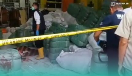 Polisi saat mengevakuasi korban dan memberi police line di Toko Grosir Wijaya, Jalan Cokroaminoto, Kelurahan Jember Kidul, Kecamatan Kaliwates, Jember (Foto: Tangkapan layar, dari video kiriman warga setempat).