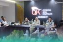 Bupati Jember, Muhammad Fawait (tengah) saat bersama Otoritas Jasa Keuangan (OJK) dan Bank Indonesia (BI), dalam acara high level dialogue dengan pimpinan perbankan se-Kabupaten Jember (Foto: Fadli/Frensia). 