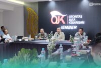 Bupati Jember, Muhammad Fawait (tengah) saat bersama Otoritas Jasa Keuangan (OJK) dan Bank Indonesia (BI), dalam acara high level dialogue dengan pimpinan perbankan se-Kabupaten Jember (Foto: Fadli/Frensia). 