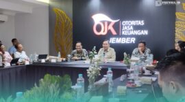 Bupati Jember, Muhammad Fawait (tengah) saat bersama Otoritas Jasa Keuangan (OJK) dan Bank Indonesia (BI), dalam acara high level dialogue dengan pimpinan perbankan se-Kabupaten Jember (Foto: Fadli/Frensia). 