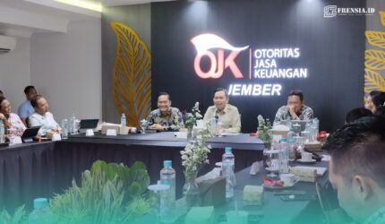 Bupati Jember, Muhammad Fawait (tengah) saat bersama Otoritas Jasa Keuangan (OJK) dan Bank Indonesia (BI), dalam acara high level dialogue dengan pimpinan perbankan se-Kabupaten Jember (Foto: Fadli/Frensia).