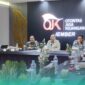 Bupati Jember, Muhammad Fawait (tengah) saat bersama Otoritas Jasa Keuangan (OJK) dan Bank Indonesia (BI), dalam acara high level dialogue dengan pimpinan perbankan se-Kabupaten Jember (Foto: Fadli/Frensia). 