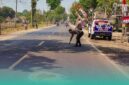 Polisi saat menghampiri di tempat kejadian kecelakaan di jalan raya jurusan Jember-Lumajang, Dusun Paguan, Desa Petung, Kecamatan Bangsalsari, Jember (Foto: Satlantas Polres Jember). 