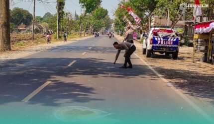 Polisi saat menghampiri di tempat kejadian kecelakaan di jalan raya jurusan Jember-Lumajang, Dusun Paguan, Desa Petung, Kecamatan Bangsalsari, Jember (Foto: Satlantas Polres Jember).