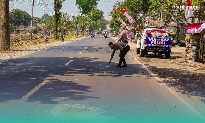 Polisi saat menghampiri di tempat kejadian kecelakaan di jalan raya jurusan Jember-Lumajang, Dusun Paguan, Desa Petung, Kecamatan Bangsalsari, Jember (Foto: Satlantas Polres Jember). 