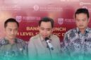 Kepala Otoritas Jasa Keuangan (OJK) Jember, Aris Budiman (Kiri), Bupati Jember, Muhammad Fawait, (tengah), (Kepala Kantor Perwakilan Bank Indonesia Jember, Iqbal Reza Nugraha (Kanan) (Foto: Fadli/Frensia). 