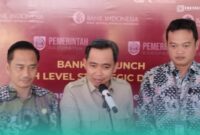 Kepala Otoritas Jasa Keuangan (OJK) Jember, Aris Budiman (Kiri), Bupati Jember, Muhammad Fawait, (tengah), (Kepala Kantor Perwakilan Bank Indonesia Jember, Iqbal Reza Nugraha (Kanan) (Foto: Fadli/Frensia).