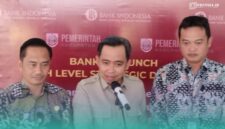 Kepala Otoritas Jasa Keuangan (OJK) Jember, Aris Budiman (Kiri), Bupati Jember, Muhammad Fawait, (tengah), (Kepala Kantor Perwakilan Bank Indonesia Jember, Iqbal Reza Nugraha (Kanan) (Foto: Fadli/Frensia).
