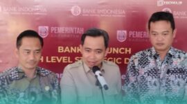 Kepala Otoritas Jasa Keuangan (OJK) Jember, Aris Budiman (Kiri), Bupati Jember, Muhammad Fawait, (tengah), (Kepala Kantor Perwakilan Bank Indonesia Jember, Iqbal Reza Nugraha (Kanan) (Foto: Fadli/Frensia). 