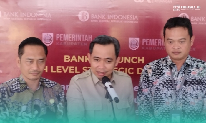 Kepala Otoritas Jasa Keuangan (OJK) Jember, Aris Budiman (Kiri), Bupati Jember, Muhammad Fawait, (tengah), (Kepala Kantor Perwakilan Bank Indonesia Jember, Iqbal Reza Nugraha (Kanan) (Foto: Fadli/Frensia). 
