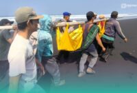 Warga setempat dan pihak kepolisian saat mengevakuasi korban yang meninggal terseret ombak (Foto: Istimewa). 