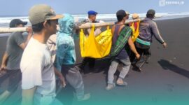 Warga setempat dan pihak kepolisian saat mengevakuasi korban yang meninggal terseret ombak (Foto: Istimewa). 