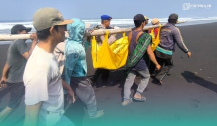 Warga setempat dan pihak kepolisian saat mengevakuasi korban yang meninggal terseret ombak (Foto: Istimewa).