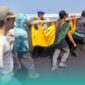 Warga setempat dan pihak kepolisian saat mengevakuasi korban yang meninggal terseret ombak (Foto: Istimewa). 