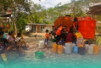 BPBD Jember, saat mendistribusikan air bersih di wilayah yang terdampak kekeringan (Foto: Humas BPBD Jember). 