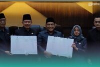 (Dari kiri), Ketua DPRD Jember, Ahmad Halim, Bupati Jember, Muhammad Fawait, Wakil Ketua DPRD Jember, Fuad Akhsan, Wakil Ketua DPRD Jember, Fatmawati, Wakil Ketua DPRD Jember, Widarto (Foto: Fadli/Frensia). 