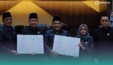 (Dari kiri), Ketua DPRD Jember, Ahmad Halim, Bupati Jember, Muhammad Fawait, Wakil Ketua DPRD Jember, Fuad Akhsan, Wakil Ketua DPRD Jember, Fatmawati, Wakil Ketua DPRD Jember, Widarto (Foto: Fadli/Frensia).