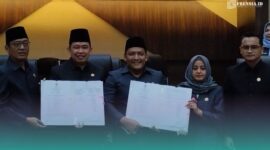 (Dari kiri), Ketua DPRD Jember, Ahmad Halim, Bupati Jember, Muhammad Fawait, Wakil Ketua DPRD Jember, Fuad Akhsan, Wakil Ketua DPRD Jember, Fatmawati, Wakil Ketua DPRD Jember, Widarto (Foto: Fadli/Frensia). 