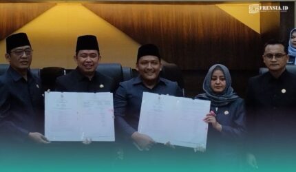 (Dari kiri), Ketua DPRD Jember, Ahmad Halim, Bupati Jember, Muhammad Fawait, Wakil Ketua DPRD Jember, Fuad Akhsan, Wakil Ketua DPRD Jember, Fatmawati, Wakil Ketua DPRD Jember, Widarto (Foto: Fadli/Frensia).