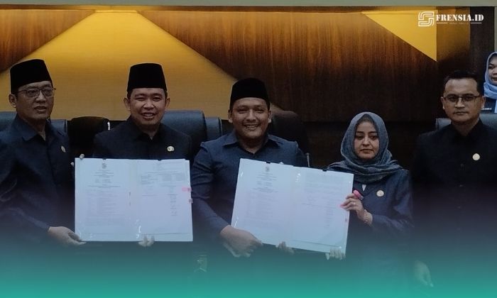 (Dari kiri), Ketua DPRD Jember, Ahmad Halim, Bupati Jember, Muhammad Fawait, Wakil Ketua DPRD Jember, Fuad Akhsan, Wakil Ketua DPRD Jember, Fatmawati, Wakil Ketua DPRD Jember, Widarto (Foto: Fadli/Frensia). 