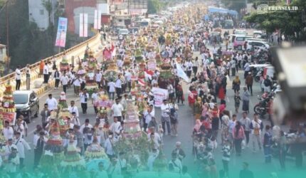 Semarak gunungan hasil bumi yang dibawa warga saat acara Ancak Agung dalam memperingati Kelahiran Nabi Muhammad SAW (Foto: Sigit/Frensia).