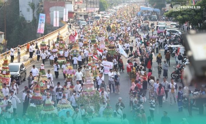Semarak gunungan hasil bumi yang dibawa warga saat acara Ancak Agung dalam memperingati Kelahiran Nabi Muhammad SAW (Foto: Sigit/Frensia). 