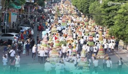 Semarak gunungan hasil bumi yang dibawa warga saat acara Ancak Agung dalam memperingati Kelahiran Nabi Muhammad SAW (Foto: Sigit/Frensia).