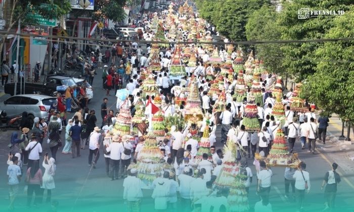 Semarak gunungan hasil bumi yang dibawa warga saat acara Ancak Agung dalam memperingati Kelahiran Nabi Muhammad SAW (Foto: Sigit/Frensia). 