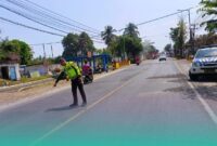 Pihak kepolisian saat mendatangani tempat kejadian kecelakaan di Kecamatan Tanggul (Foto: Satlantas Polres Jember). 