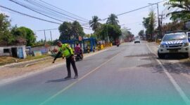Pihak kepolisian saat mendatangani tempat kejadian kecelakaan di Kecamatan Tanggul (Foto: Satlantas Polres Jember). 