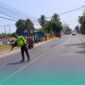 Pihak kepolisian saat mendatangani tempat kejadian kecelakaan di Kecamatan Tanggul (Foto: Satlantas Polres Jember). 