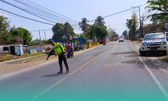 Pihak kepolisian saat mendatangani tempat kejadian kecelakaan di Kecamatan Tanggul (Foto: Satlantas Polres Jember). 