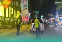 Pihak kepolisian saat mendatangi lokasi terjadinya kecelakaan (Foto: Satlantas Polres Jember). 