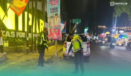 Pihak kepolisian saat mendatangi lokasi terjadinya kecelakaan (Foto: Satlantas Polres Jember).