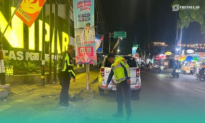 Pihak kepolisian saat mendatangi lokasi terjadinya kecelakaan (Foto: Satlantas Polres Jember). 