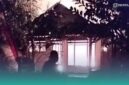 Petugas pemadam kebakaran saat memadamkan api di lokasi kejadian (Foto: Tangkapan layar dari video warga setempat). 