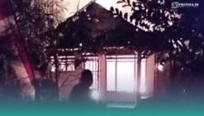 Petugas pemadam kebakaran saat memadamkan api di lokasi kejadian (Foto: Tangkapan layar dari video warga setempat). 
